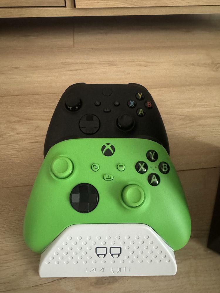 Xbox series X + dwa pady + stacja dokująca