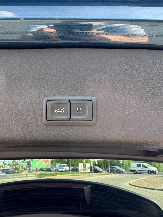 Авто Audi E-tron 55