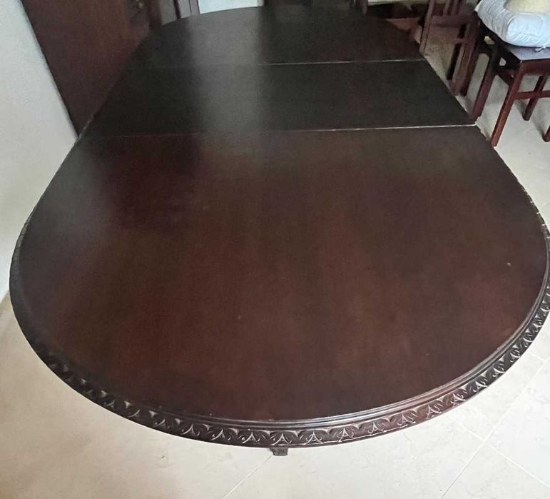 Mesa de jantar de estilo antigo