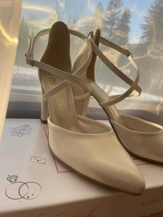 Buty ślubne na słupku
