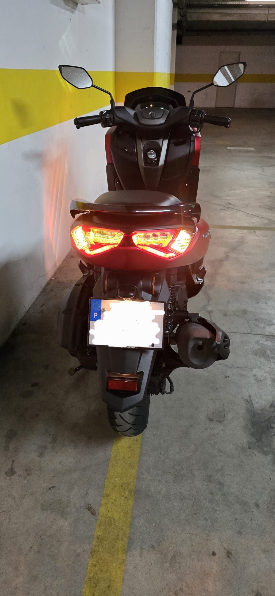 Yamaha NMAX 125 - Excelente estado, económica e confortável.