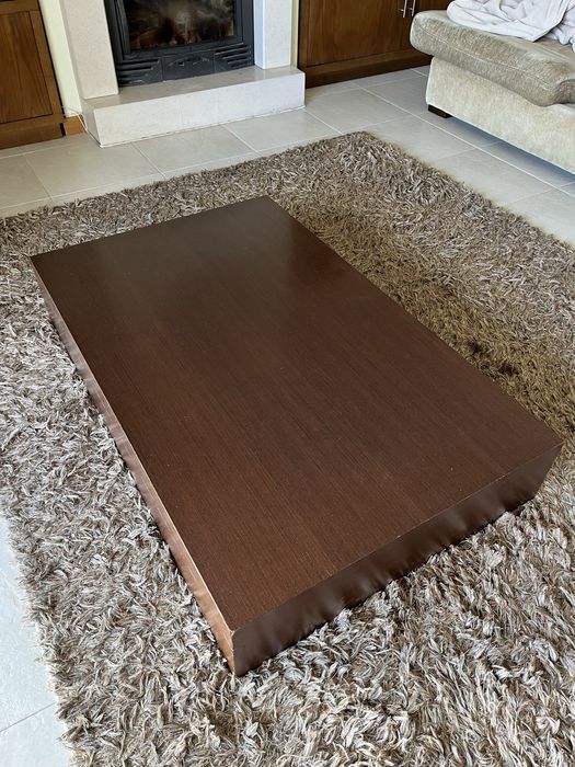 Mesa discreta, pratica e com estilo de madeira