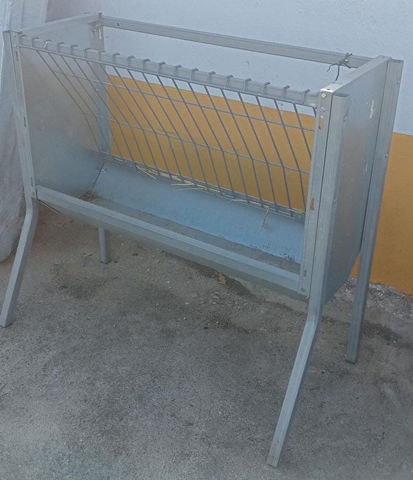 Comedouro para ovinos e caprinos