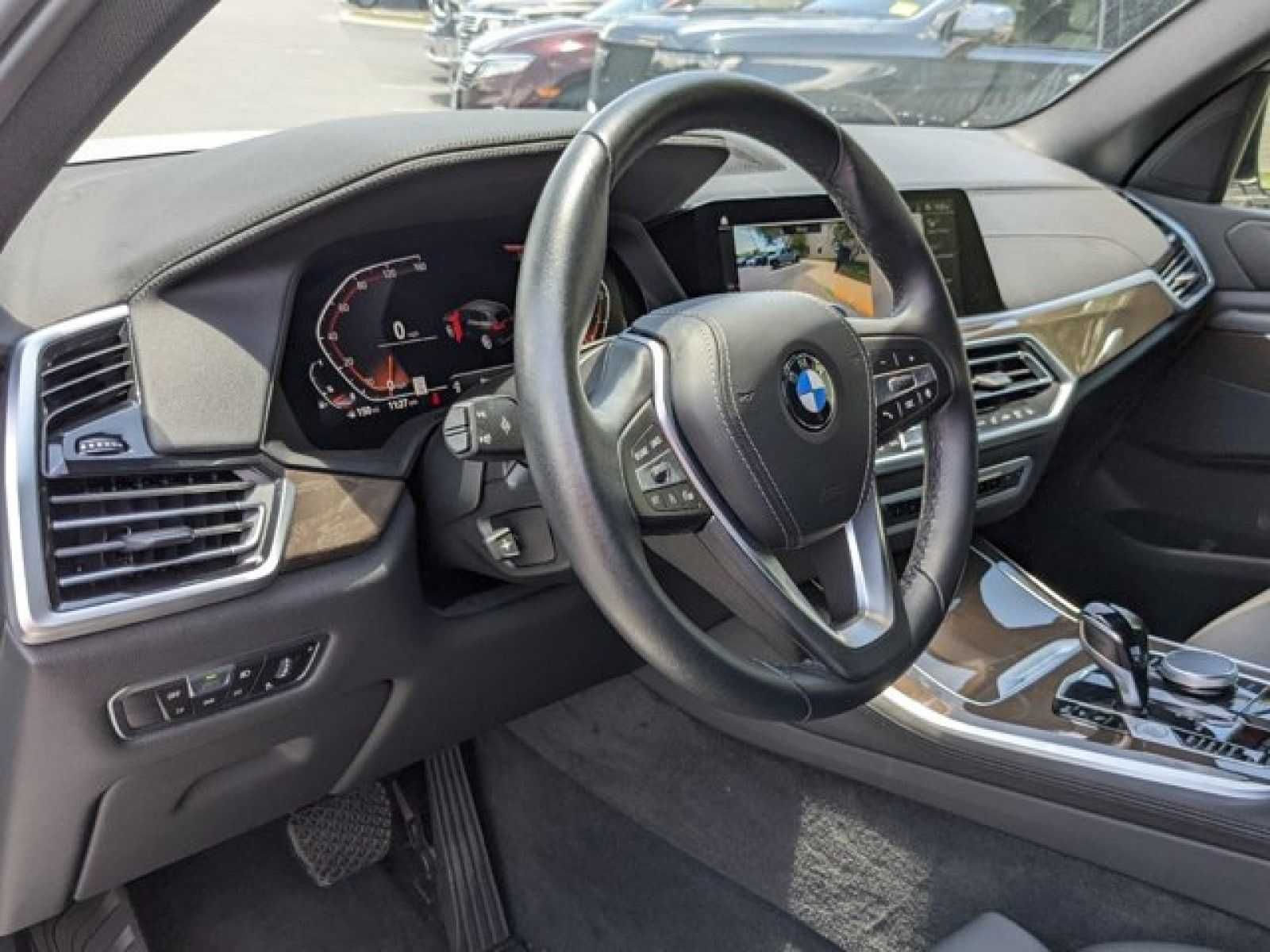 Розкішна BMW X5 2022