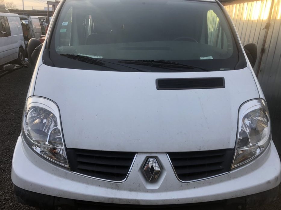 Atrapa grill emblemat przód przednia Renault Trafic II lift części