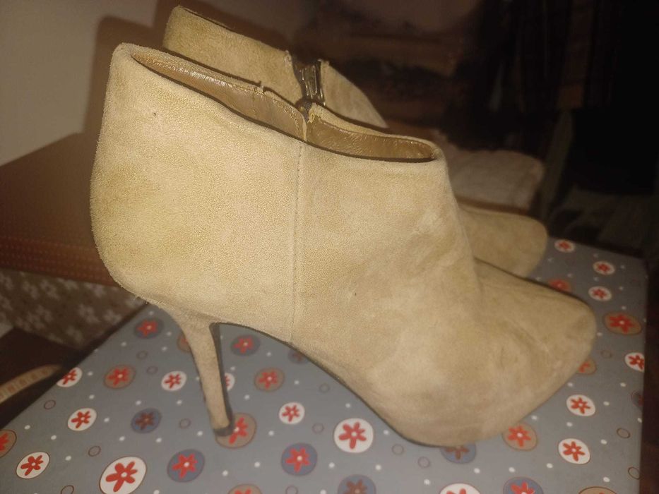 Botins camurça beje compensados da Zara