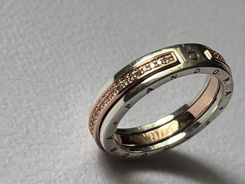 Pierścionek Pandora dwutonowy 18 logo cyrkonie 925srebro rose gold