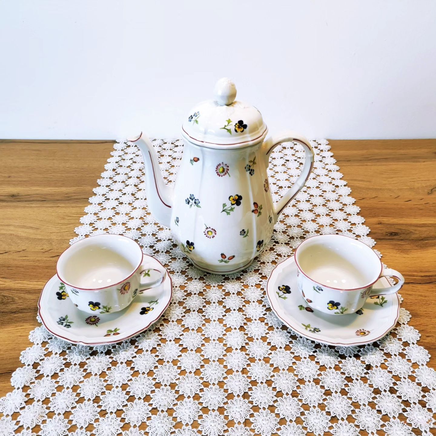 Dzbanek i filiżanki Villeroy & Boch Petite Fleur