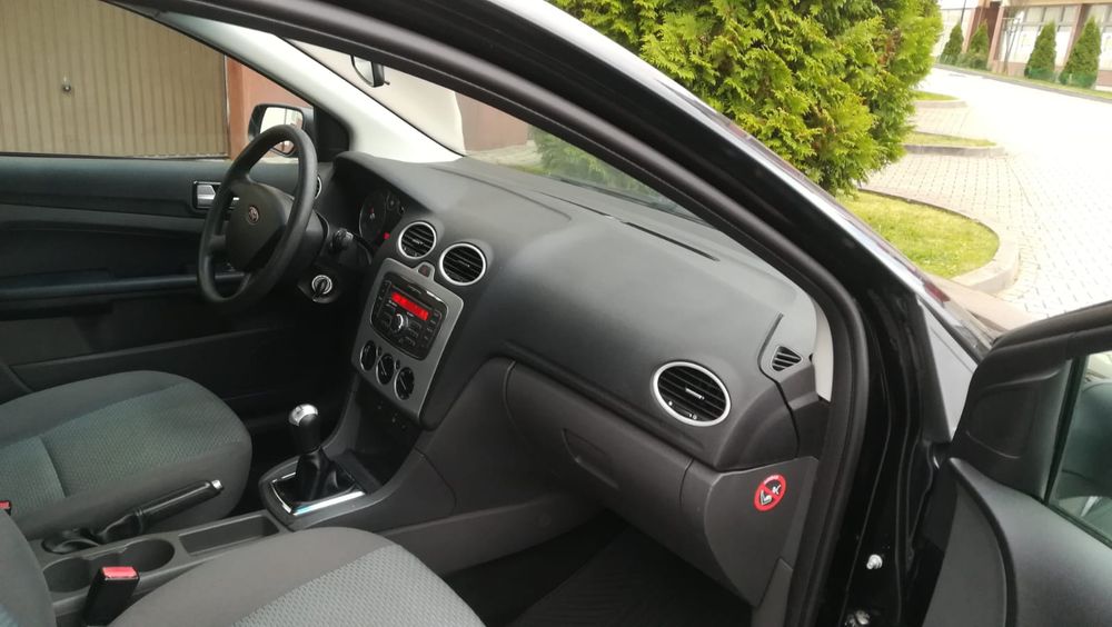 Sprzedam Forda Focusa 1.6 benzyna 2007 rok .