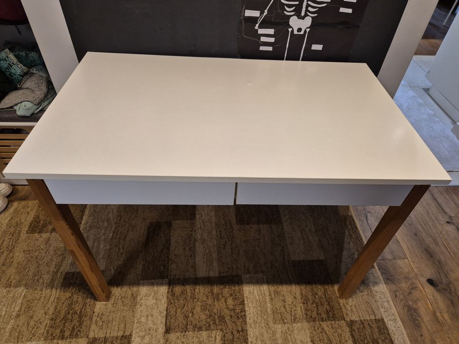 Biurko białe z dwoma szufladami.