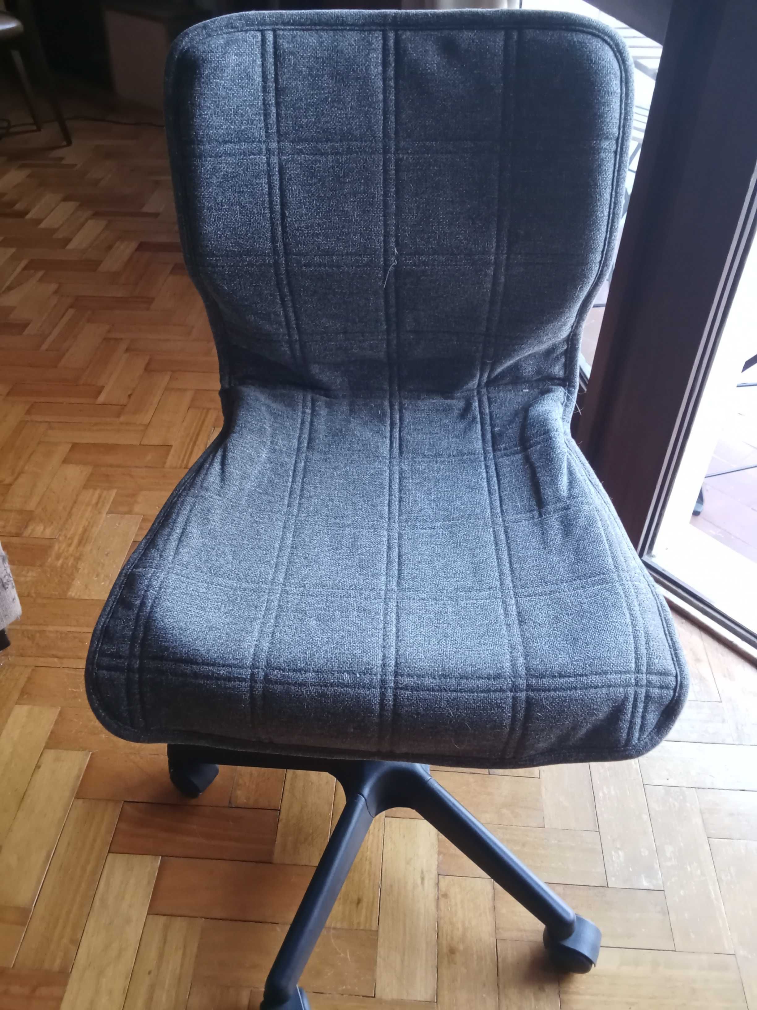 Cadeira giratória Ikea + resguardo cinza