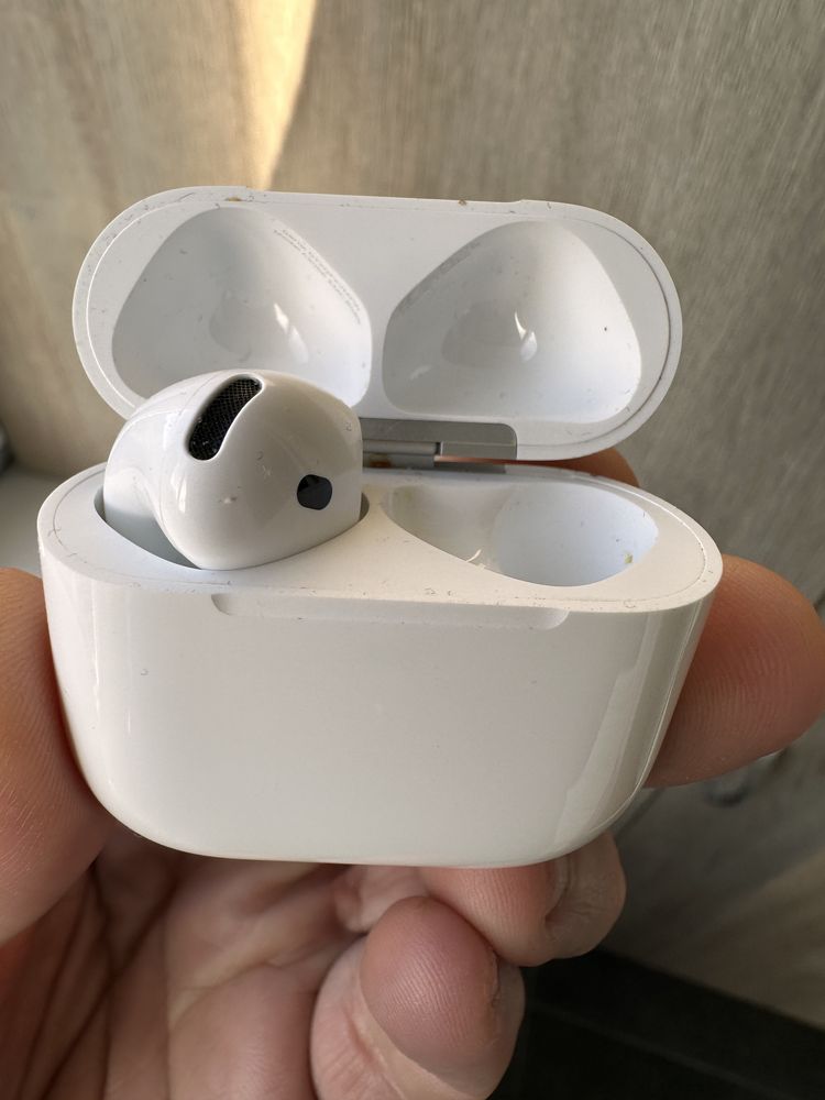 Робочий кейс та лівий навушник AirPods4