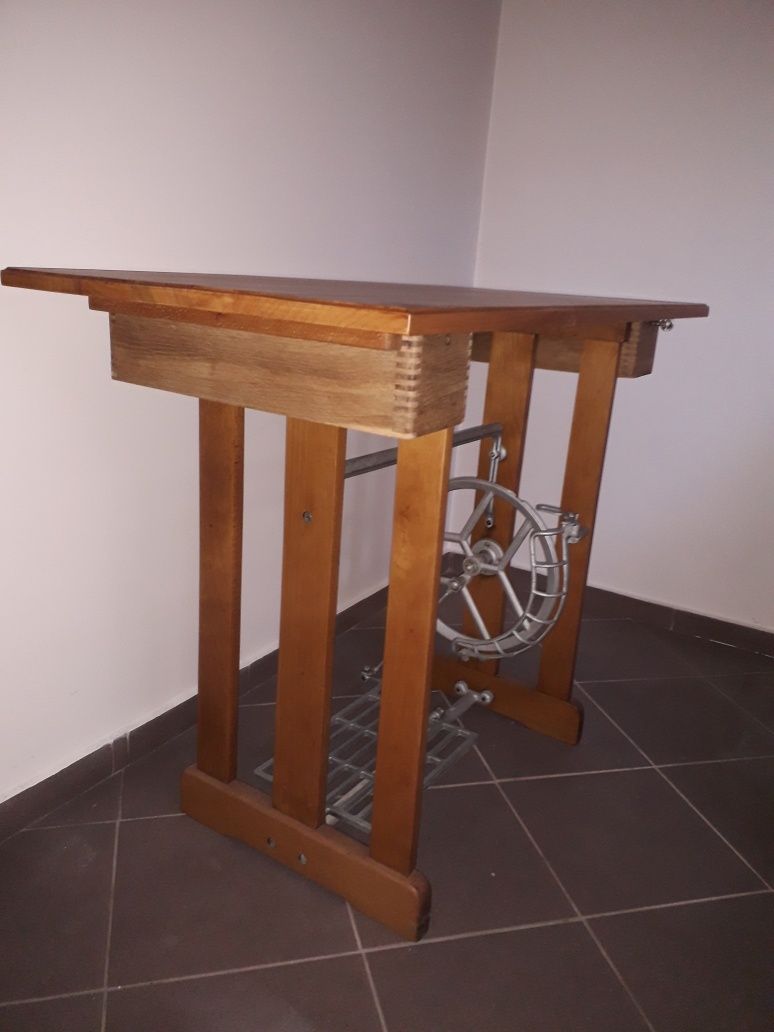 Drewniany jasny stolik jesionowy od maszyny-antyk ,tanio.