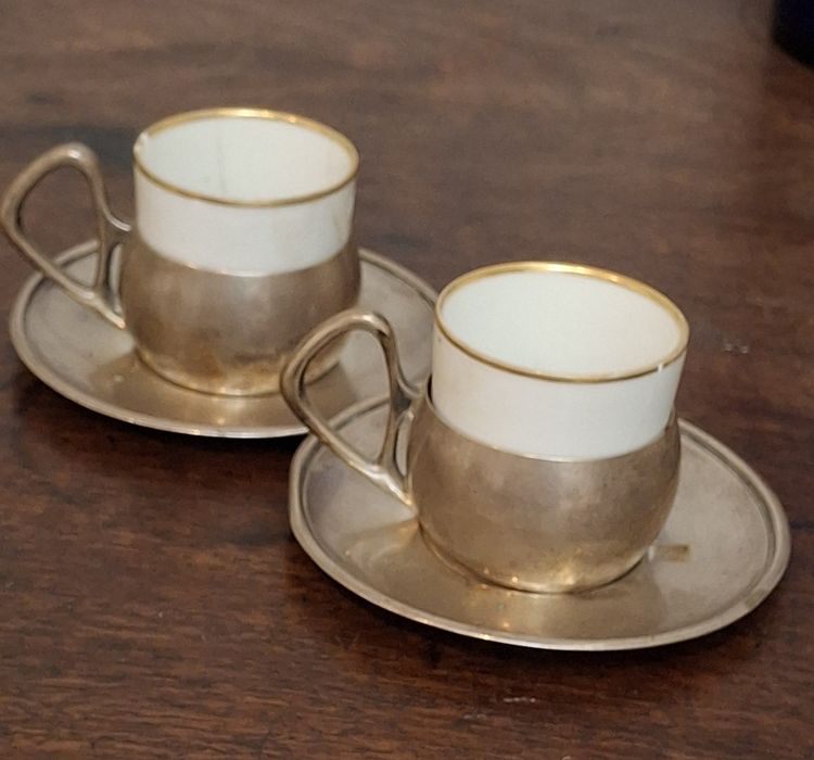 Conjunto de dois pires e duas chávenas suporte para café em prata arte