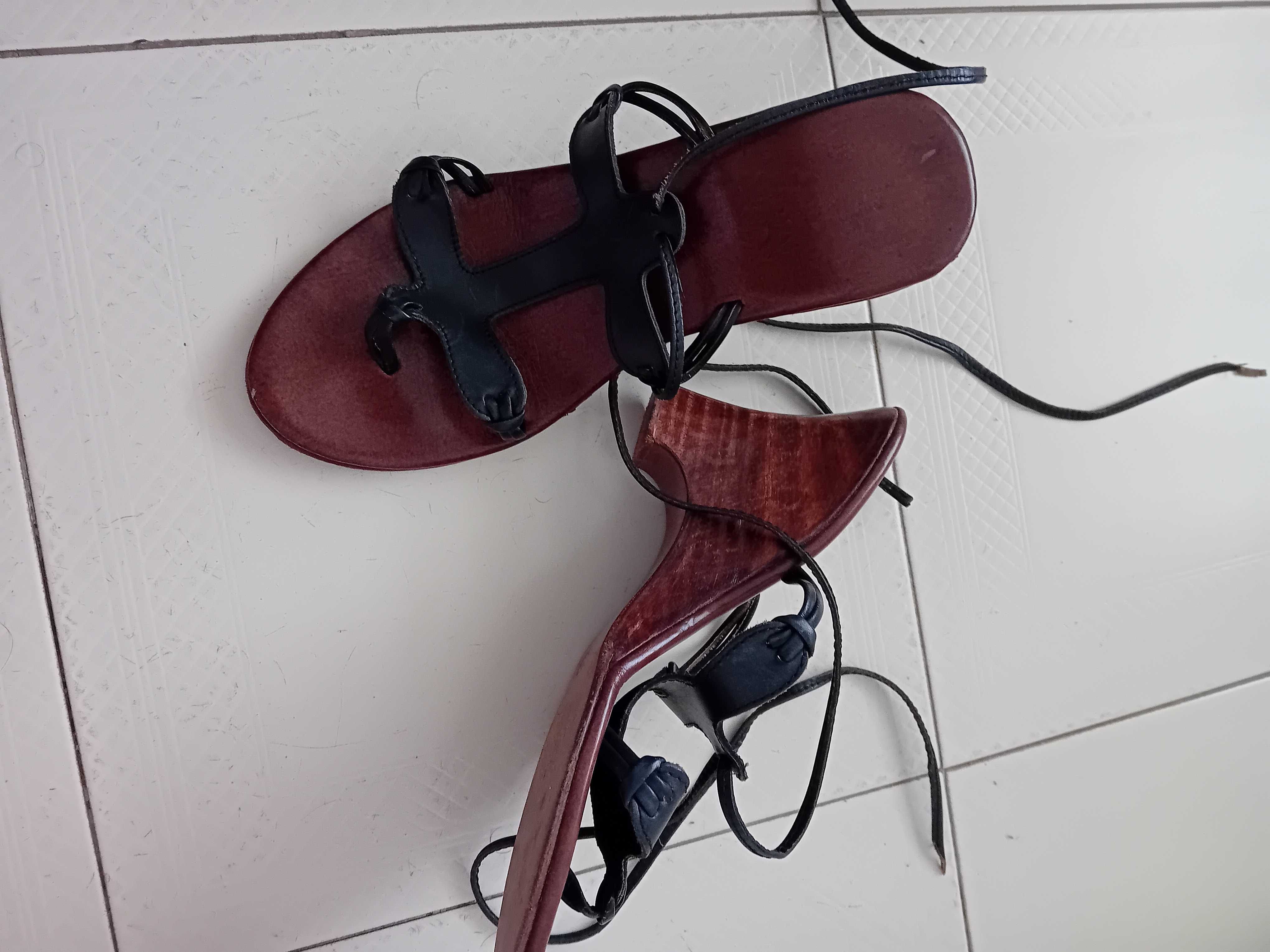 Botas e sapatos novos e pouco usados