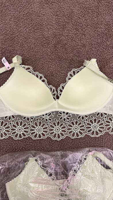 Сексуальний Daisy Eyelet Wireless Push-Up Bra Top від VS