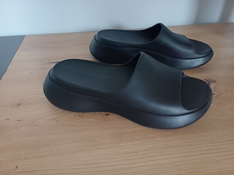 Klapki  czarne Zara rozmiar 40 na grubej podeszwie jak yezzy