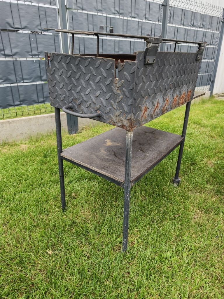 Grill robiony  na kółkach