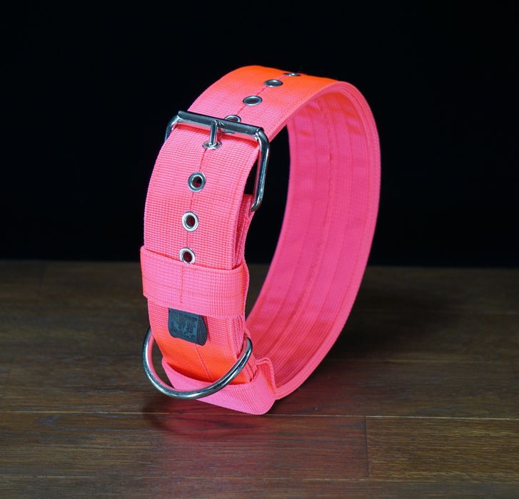 Neonowy róż. Mocna obroża o szerokości 5 cm.