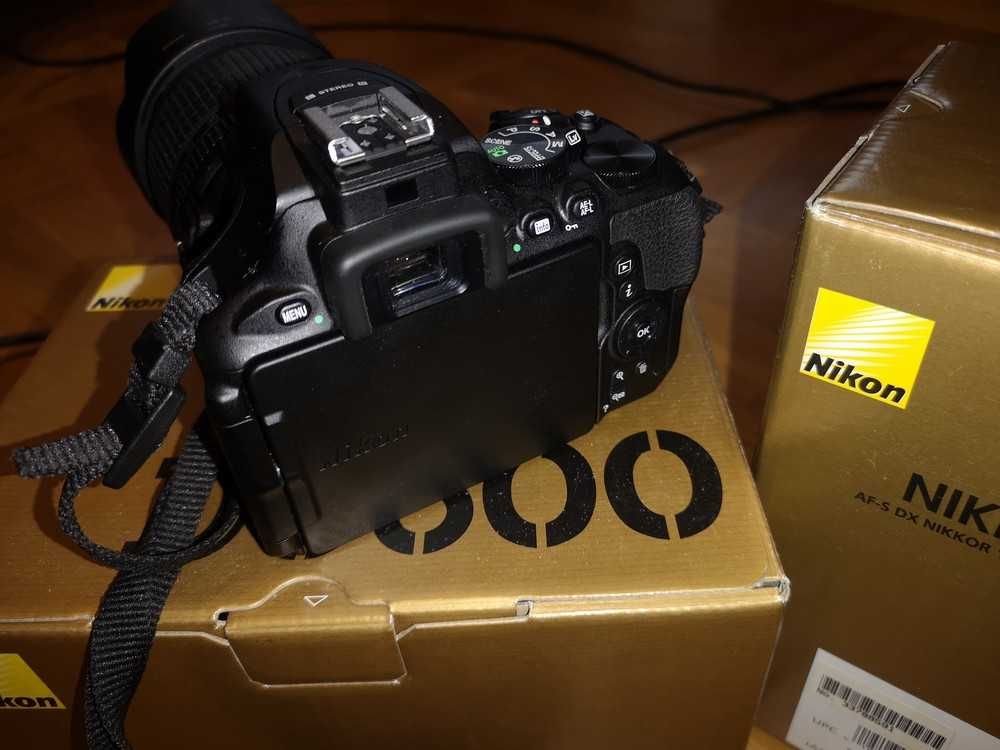 Aparat Nikon D5600 + obiektyw 18-105 + dodatki (ilość migawek 386)