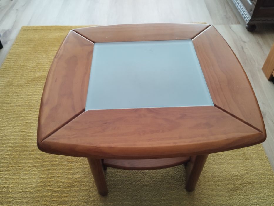 Mesa de apoio em madeira maciça