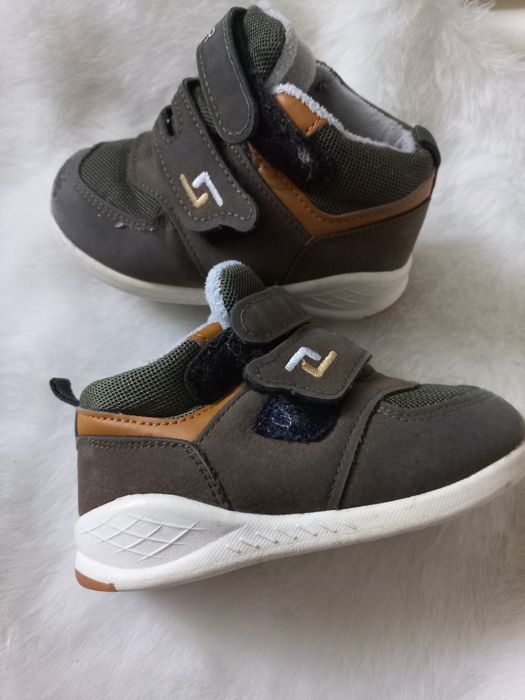 Продам дитячі кросівки