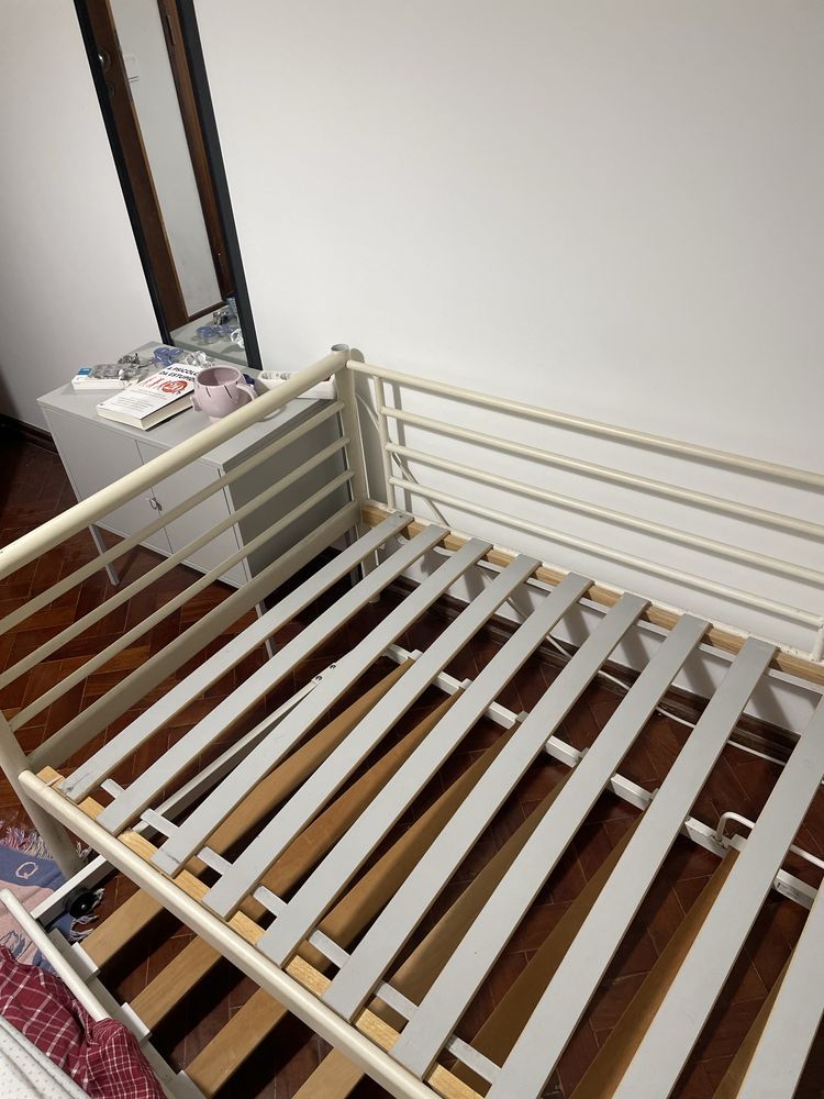 Estrutura de cama dupla com ripas para as duas camas