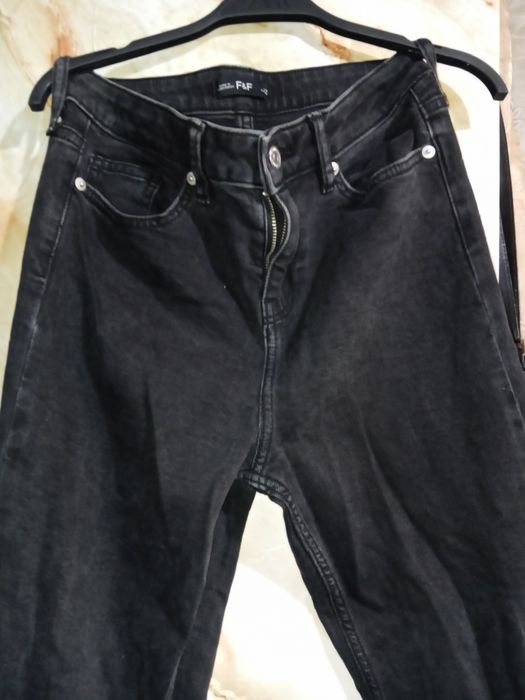 Джинси жіночі , чорного кольору , в ідеальному стані.