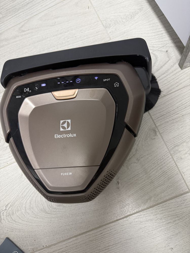 Робот пилесос Electrolux Pure i9 в хорошому  робочому стані