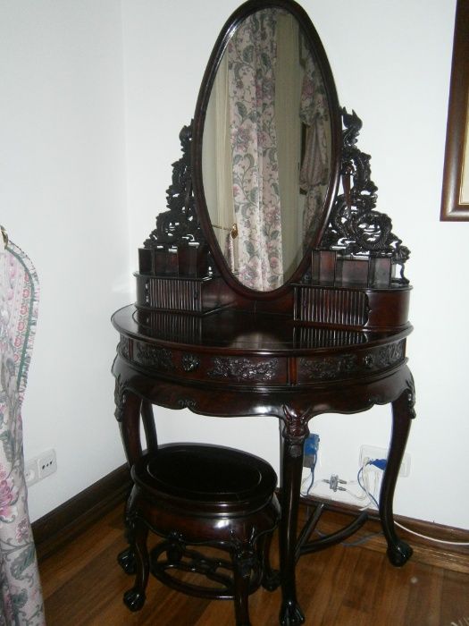 Toucador oriental com espelho e banco