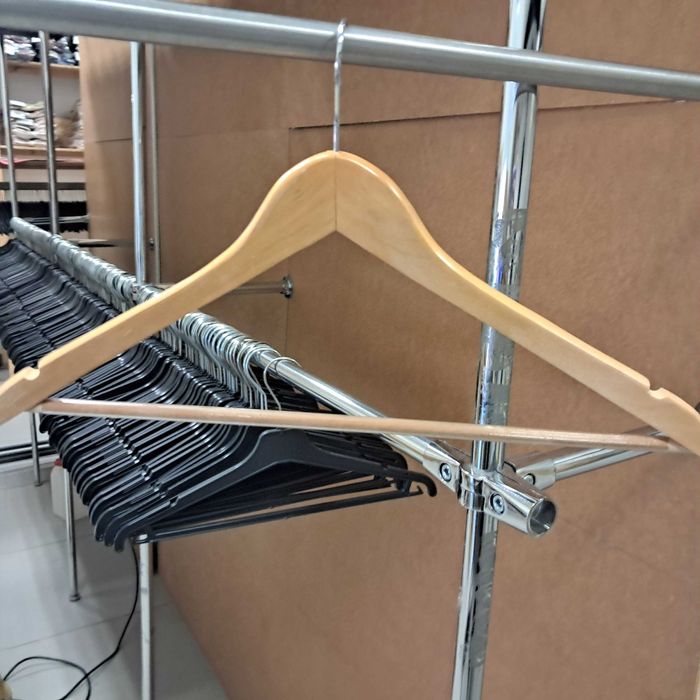 Вішалки дерев’яні та пластик, плічка, тремпелі для одягу