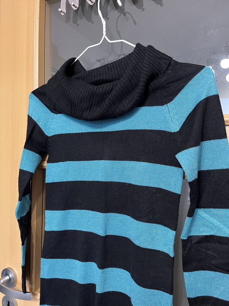 sweter tunika dziecięcy z golfem w paski brokatowe 146
