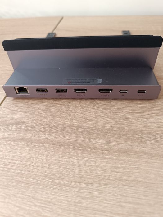 Stacja dokująca USB-C 8 w 1 z pionowym stojakiem