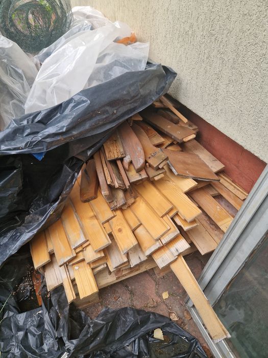 Boazeria z rozbiórki przechowywana pod zadaszeniem