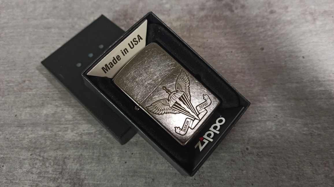 Створи свій стиль з персоналізованою запальничкою Zippo.