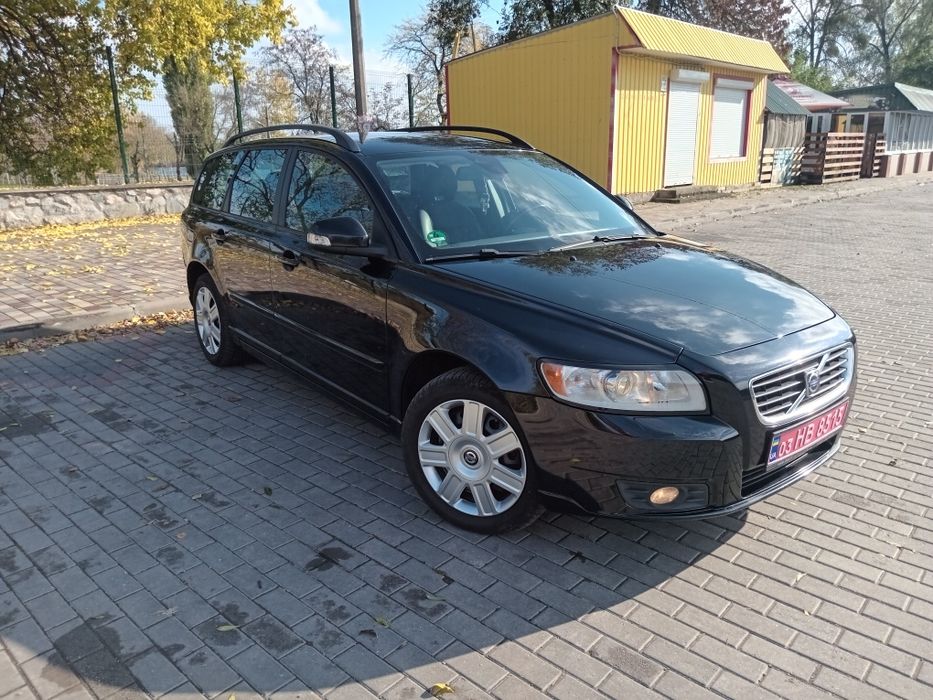 VOLVO V50.        .