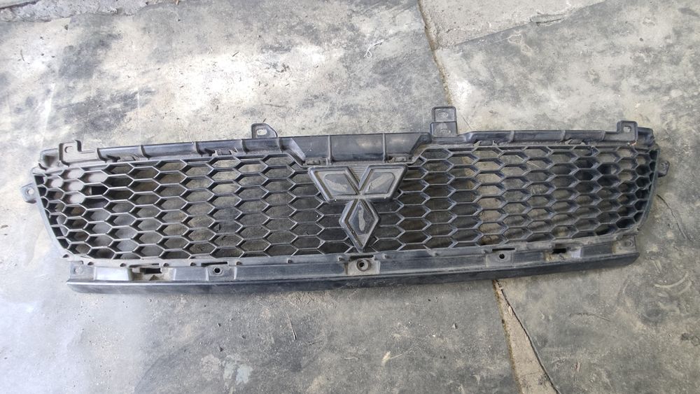 Решітка радіатора Міцубісі Oутлендер XL