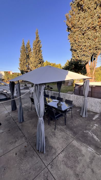 PÉRGOLA SANTORINI CINZA ARDÓSIA COM CORTINAS 3X4M