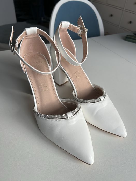 Białe buty ślubne z ozdobnym paskiem