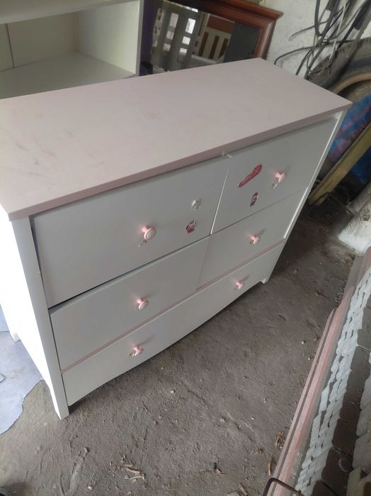 Meble do pokoju dziewczęcego