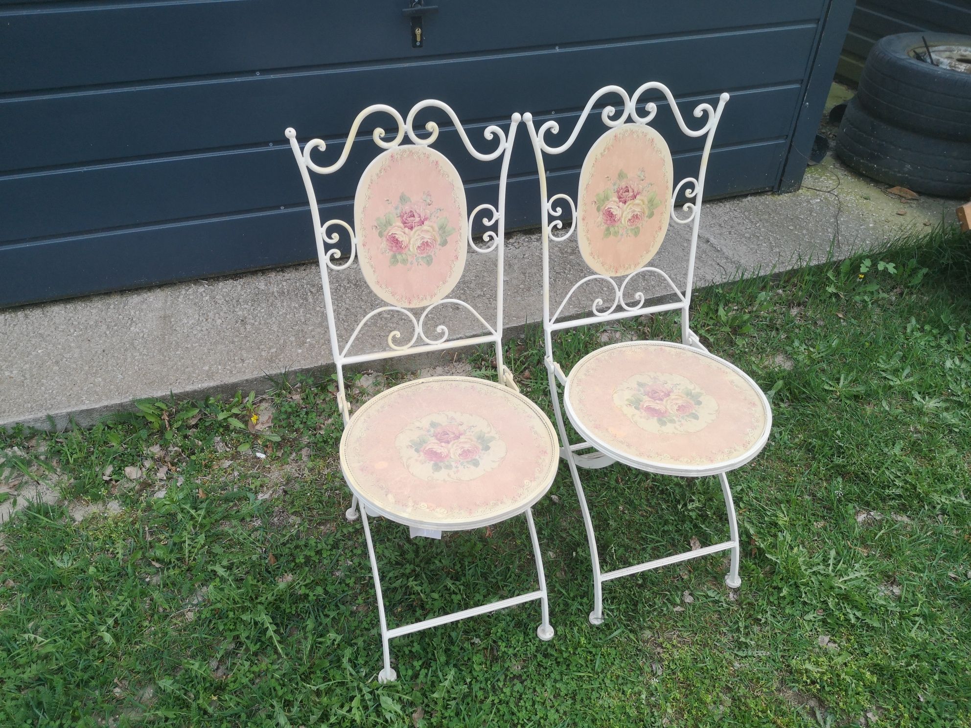Stare, rozkładane krzesła ogrodowe