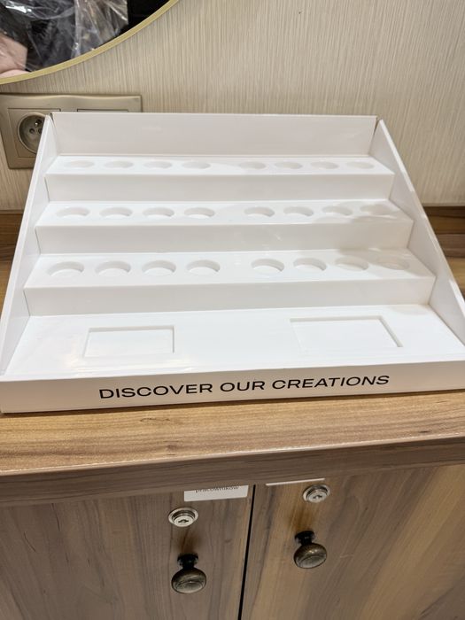 Stojak na lakiery / parfumy.