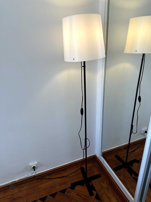 Candeeiro de pé com lâmpada LED