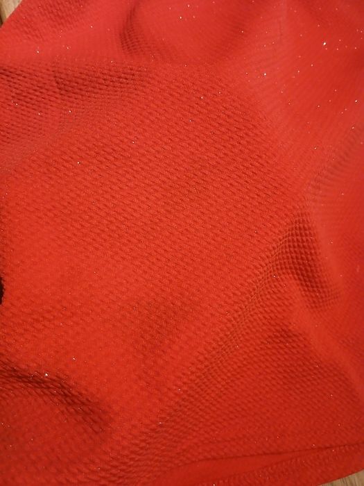 Czerwona błyszcząca sukienka