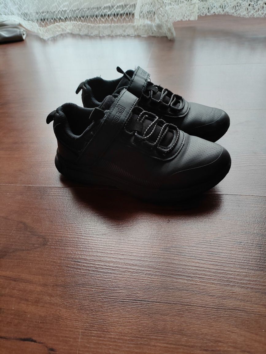Czarne adidasy 31 Sprandi na rzepy