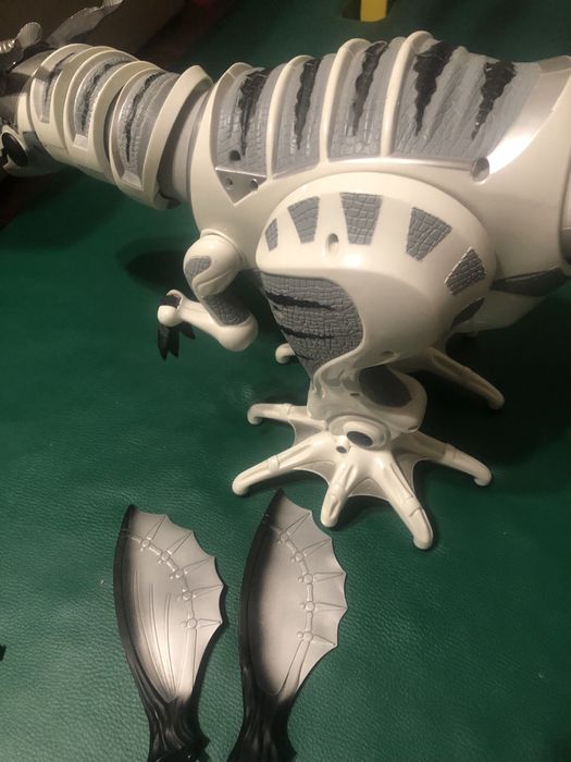 Дракон інтерактивний, на пульті управління