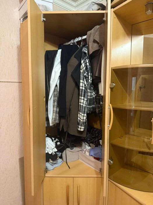 Шафа для одягу та посуду