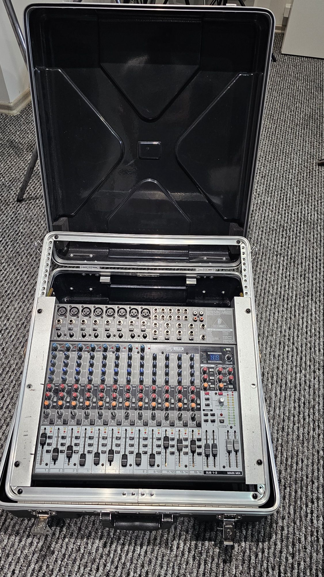 Mixer Behringer 2222USB+Case