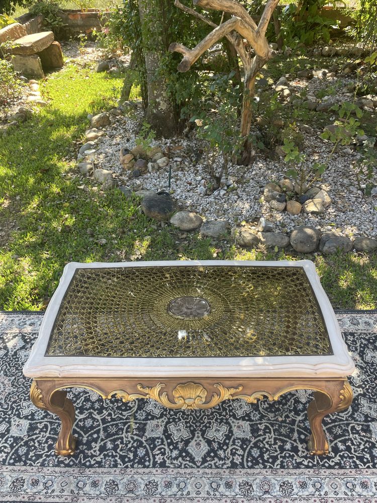 Mesa de centro restaurada com arte em folhaD’ouro