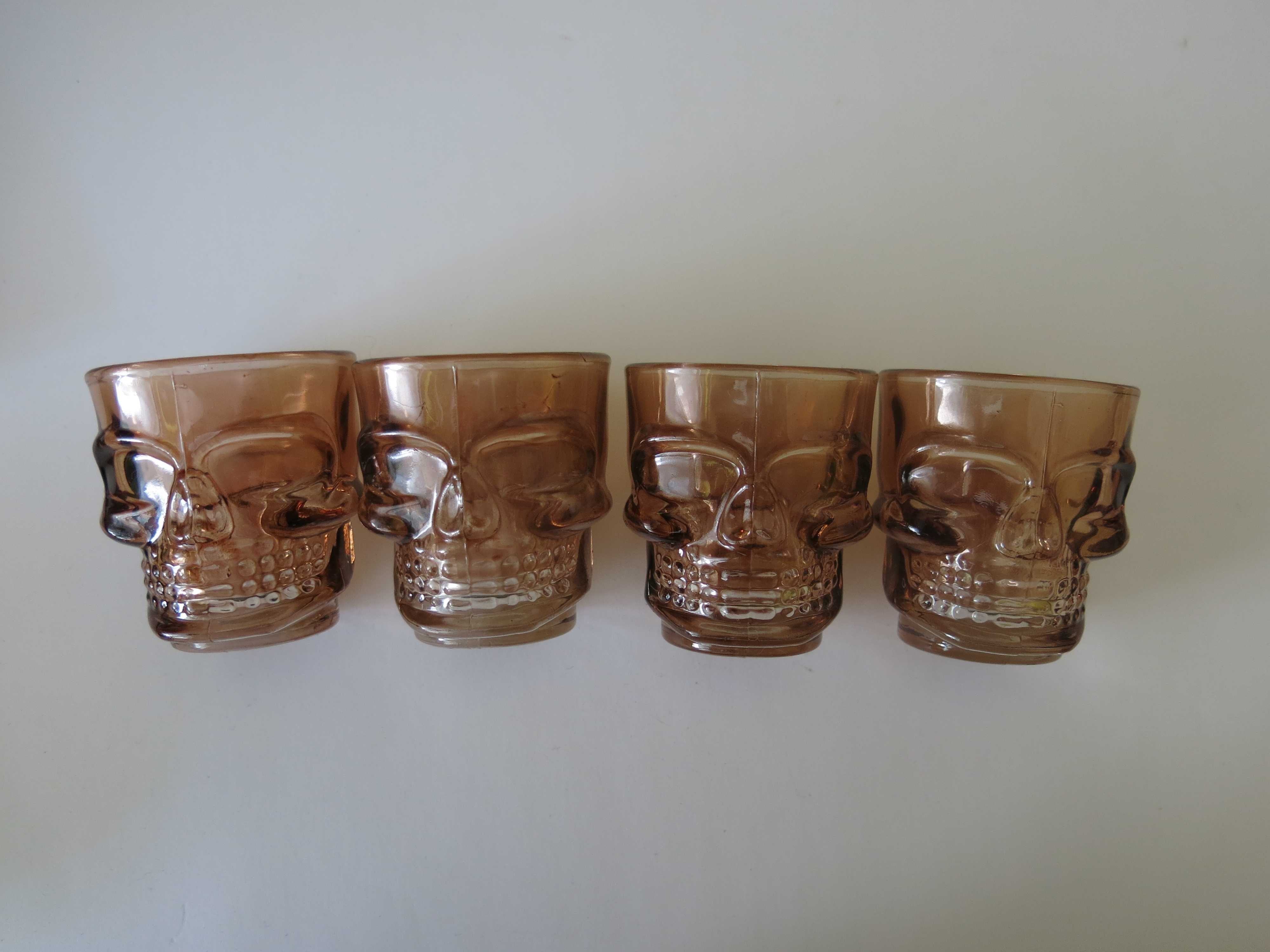 4 Copos de shot c/ aspeto de crânios